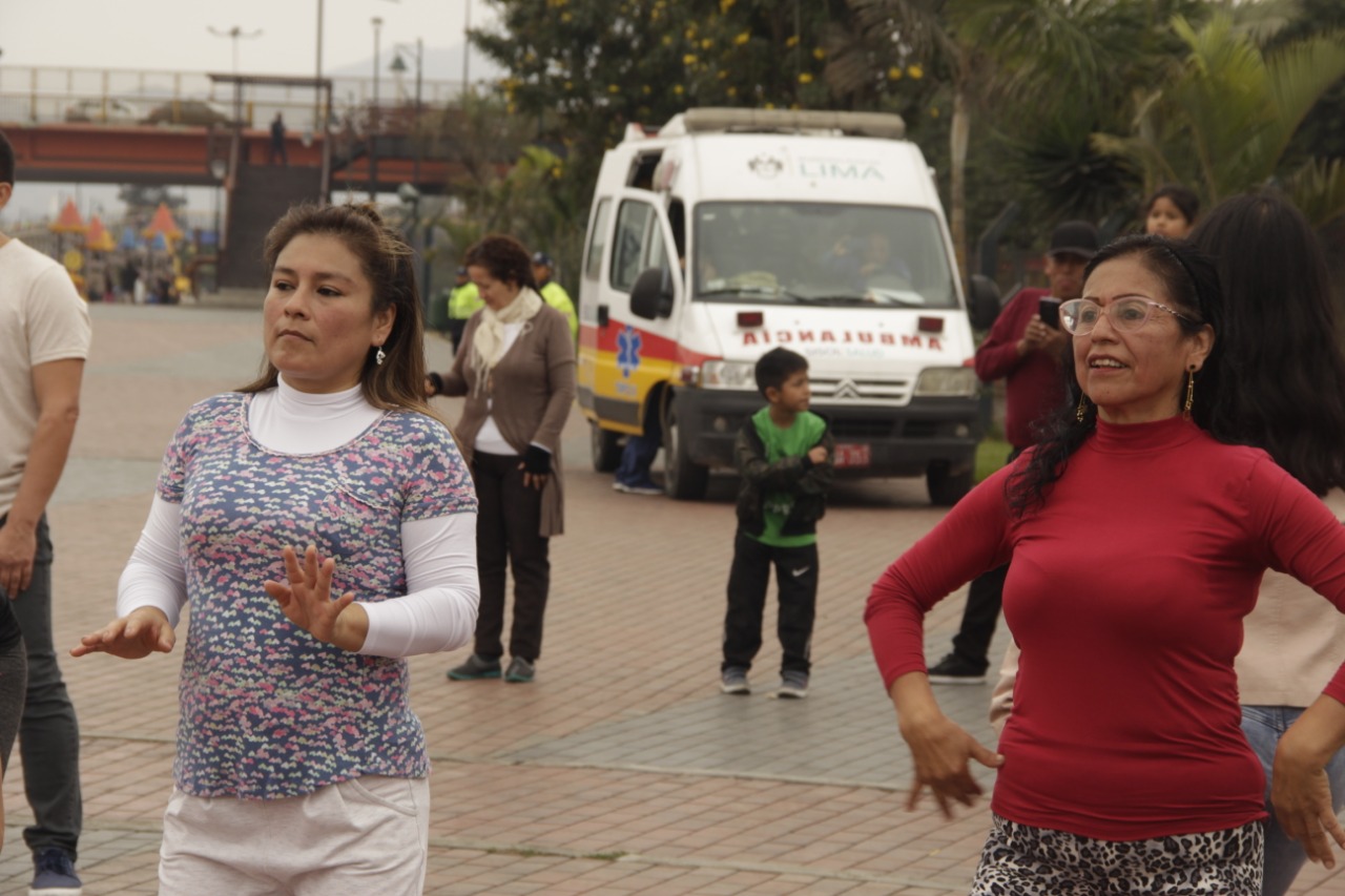 Especialistas de Sisol Salud asisten a participantes en clase magistral de baile afroperuano