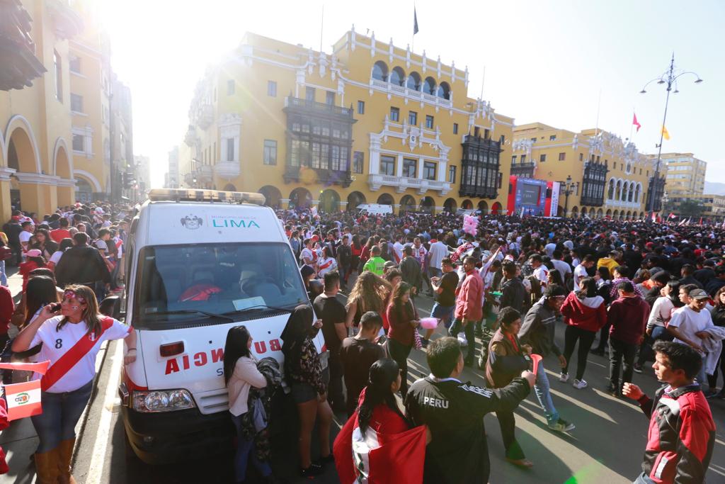 Ambulancias de Sisol Salud asistieron a visitantes en la Plaza Mayor. Partido entre Perú y Brasil