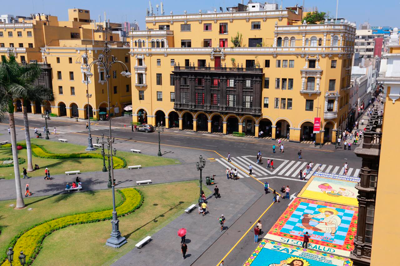 Hermosas alfombras florales engalanaron Plaza mayor de Lima